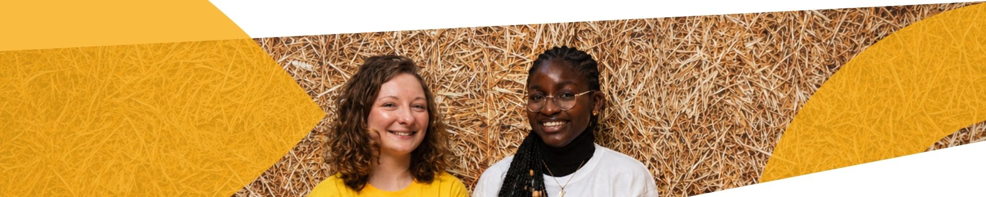 Deux étudiantes sur un fond de paille