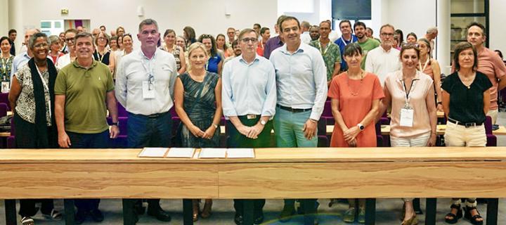  Paul Auffray, président de la l'Acta, Anne-Lucie Wack, directrice générale de l'Institut Agro, Dominique Chargé, président du CA de l'établissement et Mehdi Siné, directeur général de l'Acta entourés par les directions des écoles de l'Institut Agro et leurs enseignants et enseignants-chercheurs lors du séminaires scientifique de l'Institut Agro à Angers, le mercredi 8 juillet