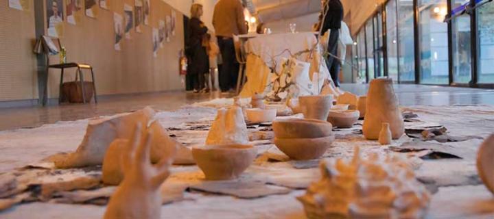 Installation au sol composée de pièces en argile façonnées à la main par les étudiants