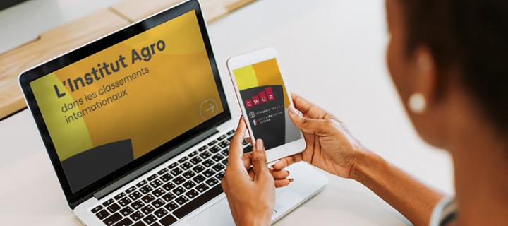 Jeune femme devant un ordinateur, consultant un smartphone