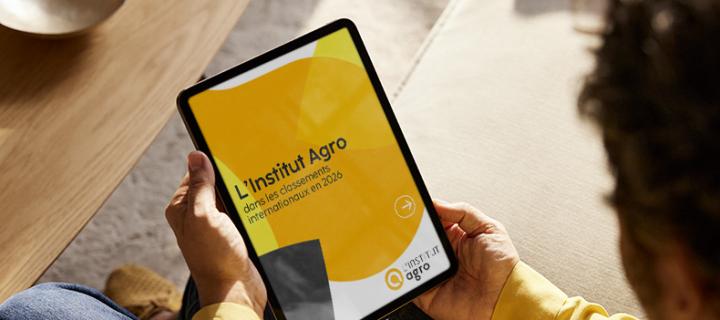 Une personne consultant les classements internationaux de l'Institut Agro sur une tablette